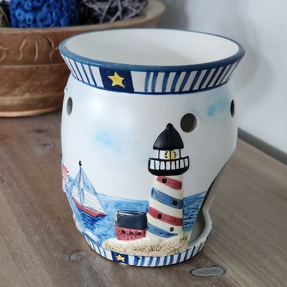🕯️ Yankee Candle Lighthouse Wax Warmer – Nautical Ceramic, 3D Design - Picture 3 of 15